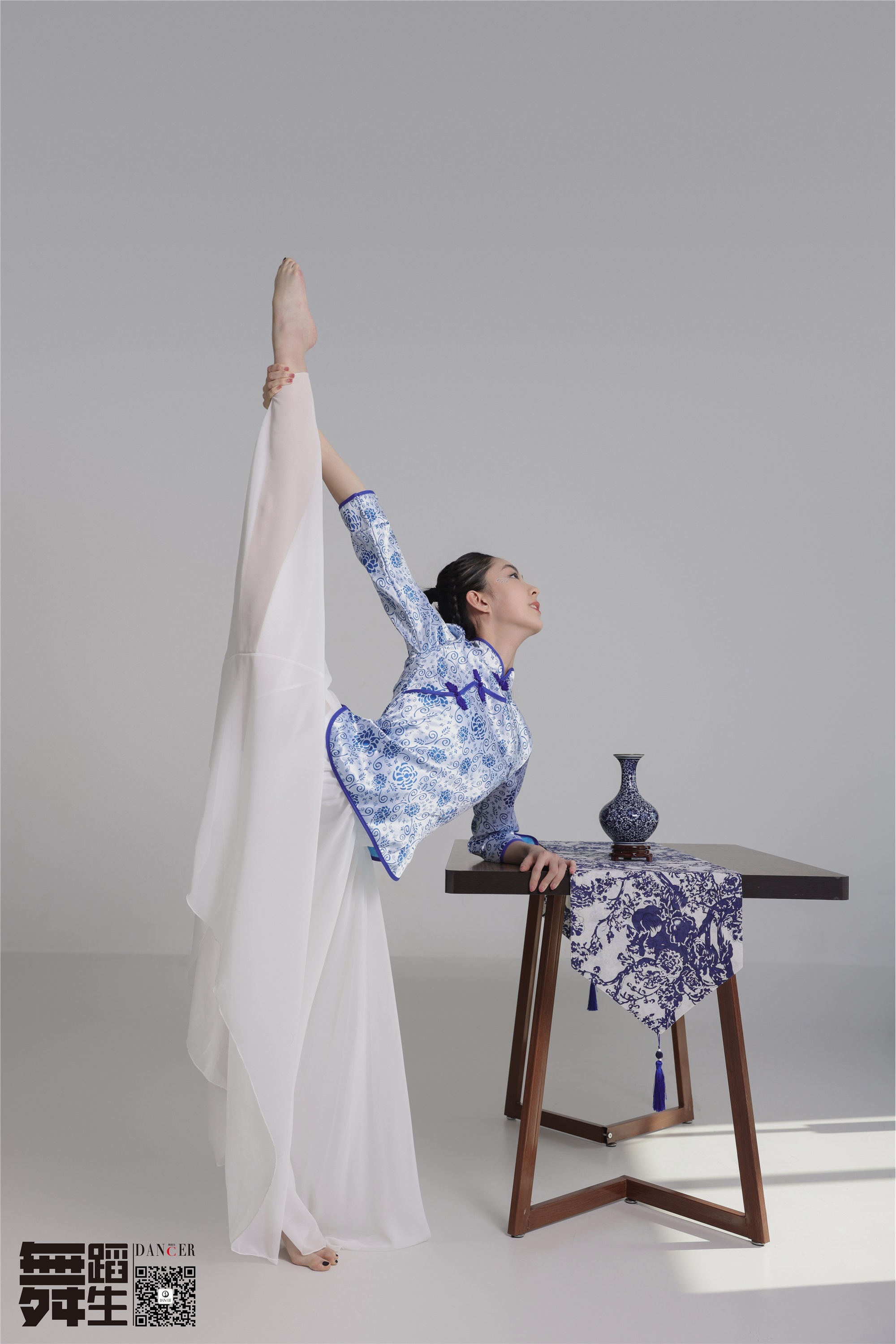 GALLI GALLI Dance Diary 104 - Blue and white porcelain Han Yutong